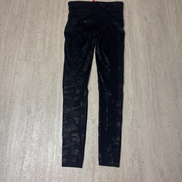 Spanx leggings black camo  Built in Contoured Power waistband tummy shaping - Picture 9 of 9